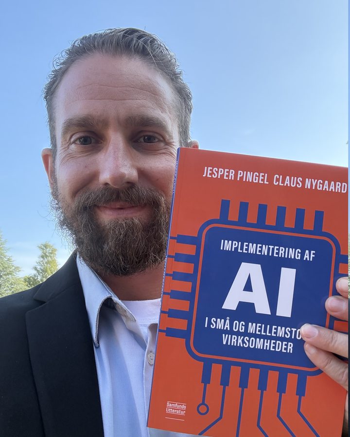 Jesper Pingel fra LearnHub med bogen Implementering af AI i små og mellemstore virksomheder